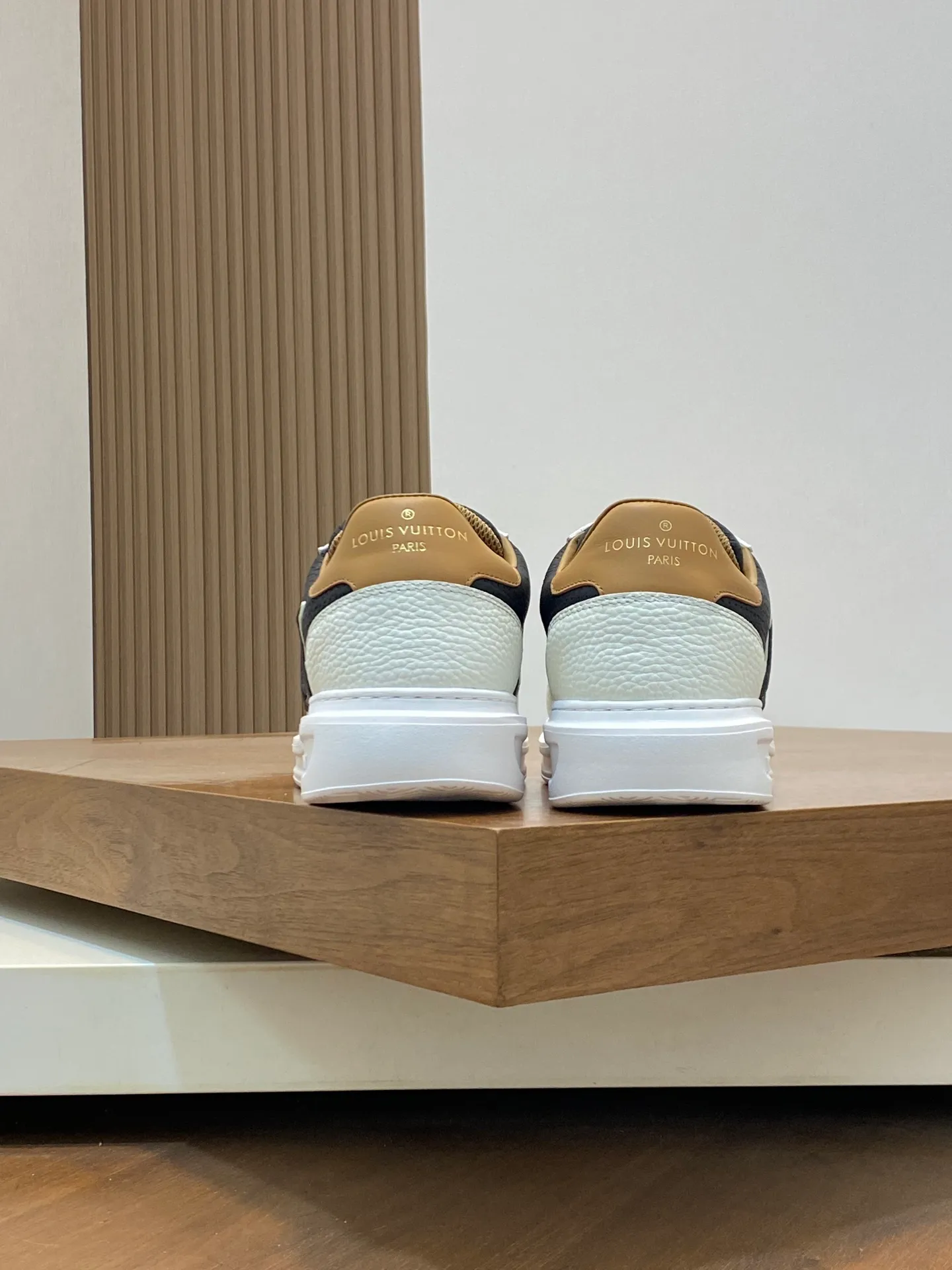 Factory Price: 400💰LV🔍Top Purchasing Agency🇮🇹 Lu Street Boy’s popular sports shoes counter synchronized, uppers imported from Italy cowhide fabric, high-quality complex splicing crafts, imported water-dyed cowhide lining cowhide feet Sole: Original sole provided by the original factory, T men's men's shoes 💰U exclusive movable molded sole, super comfortable, original factory follow-up goods, 🔍🔍high quality, can be entered and exited the counter at will, welcome to compare, code number 39-44 (order 38 45)
